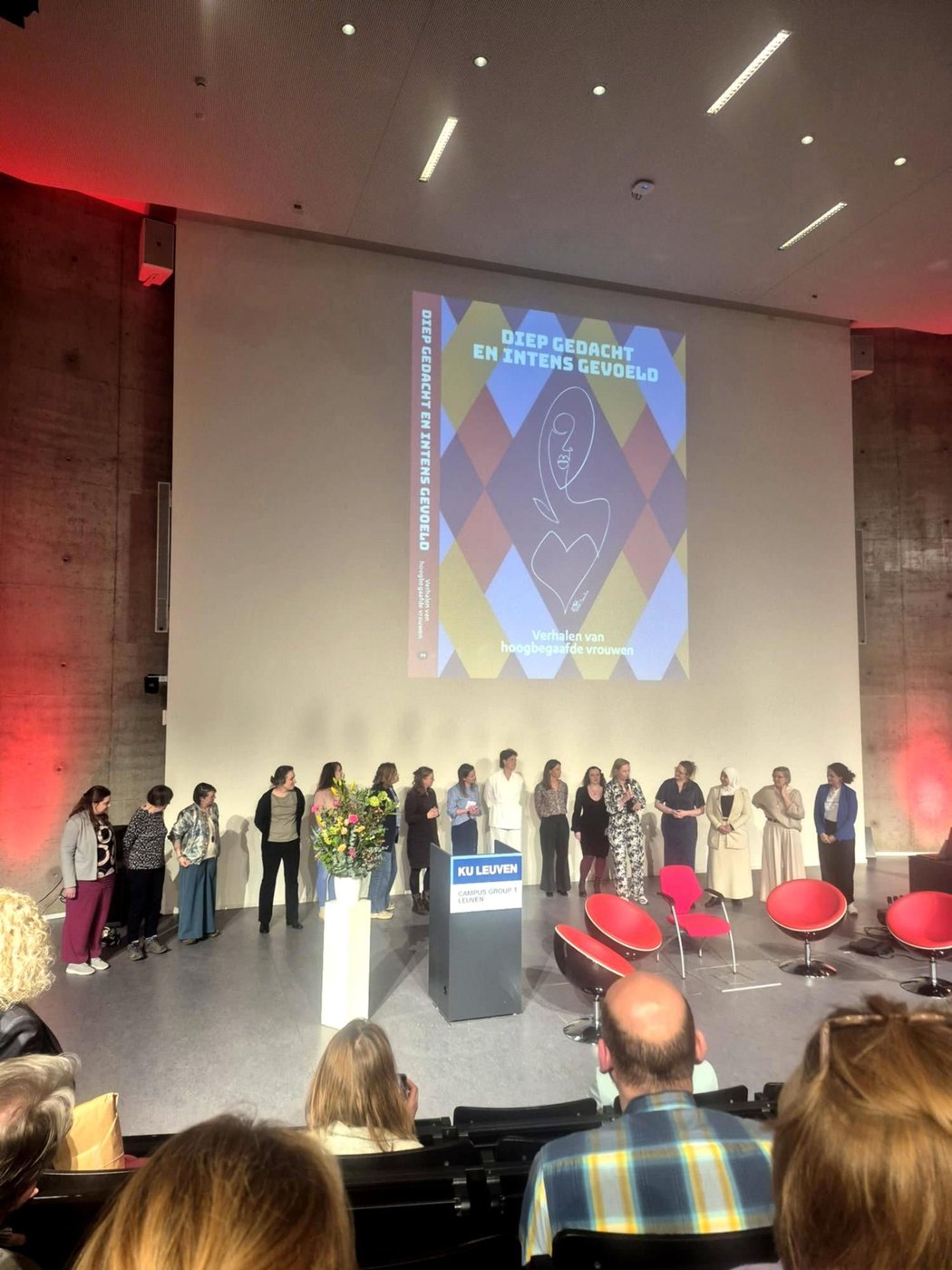 De vrouwen achter het boek staan samen op het podium bij de voorstelling in KU Leuven.