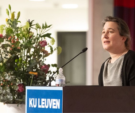 Een spreekster aan de lessenaar van KU Leuven tijdens de forumavond.