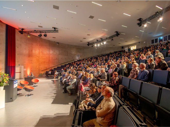 Een volle collegezaal tijdens de forumavond over hoogbegaafdheid.