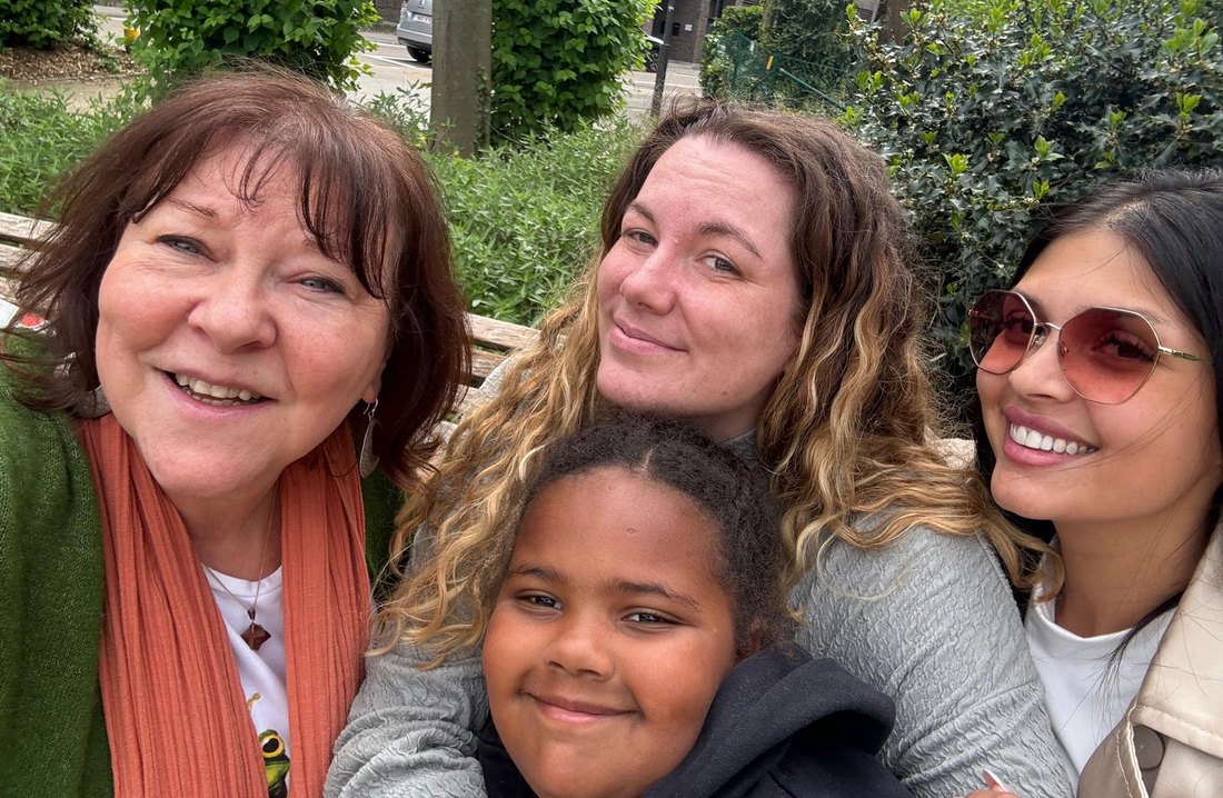 Lut, Kim en Melissa samen buiten, met een van de kinderen erbij.