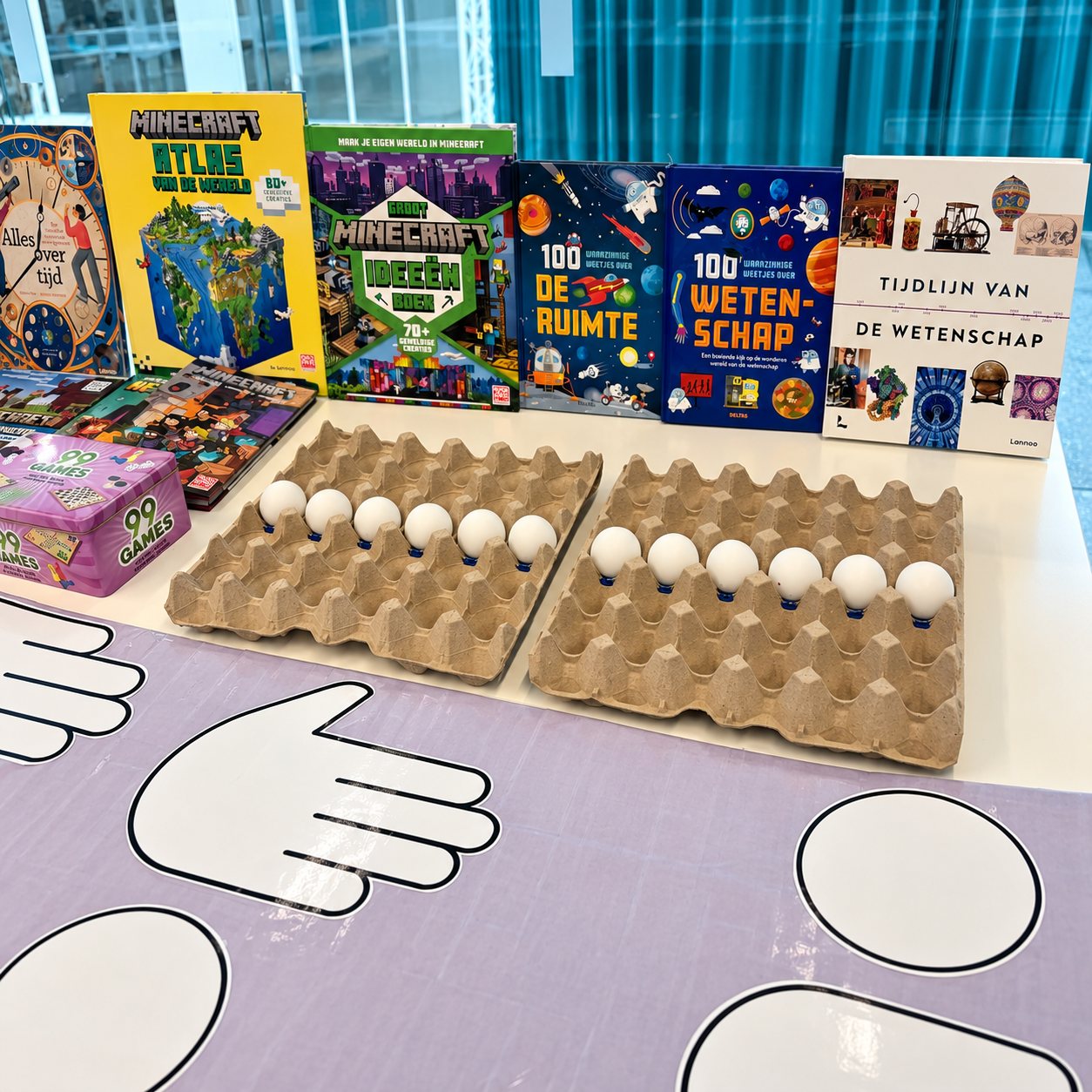 Boeken over ruimte en wetenschap met eierdozen en pingpongballen