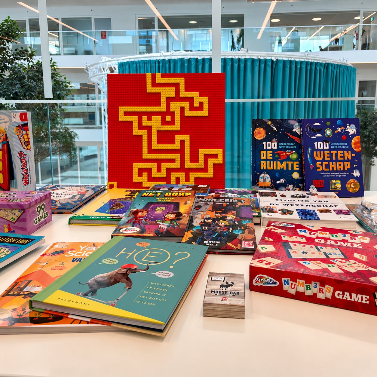 Tafel met boeken, denkspellen en een LEGO-doolhof