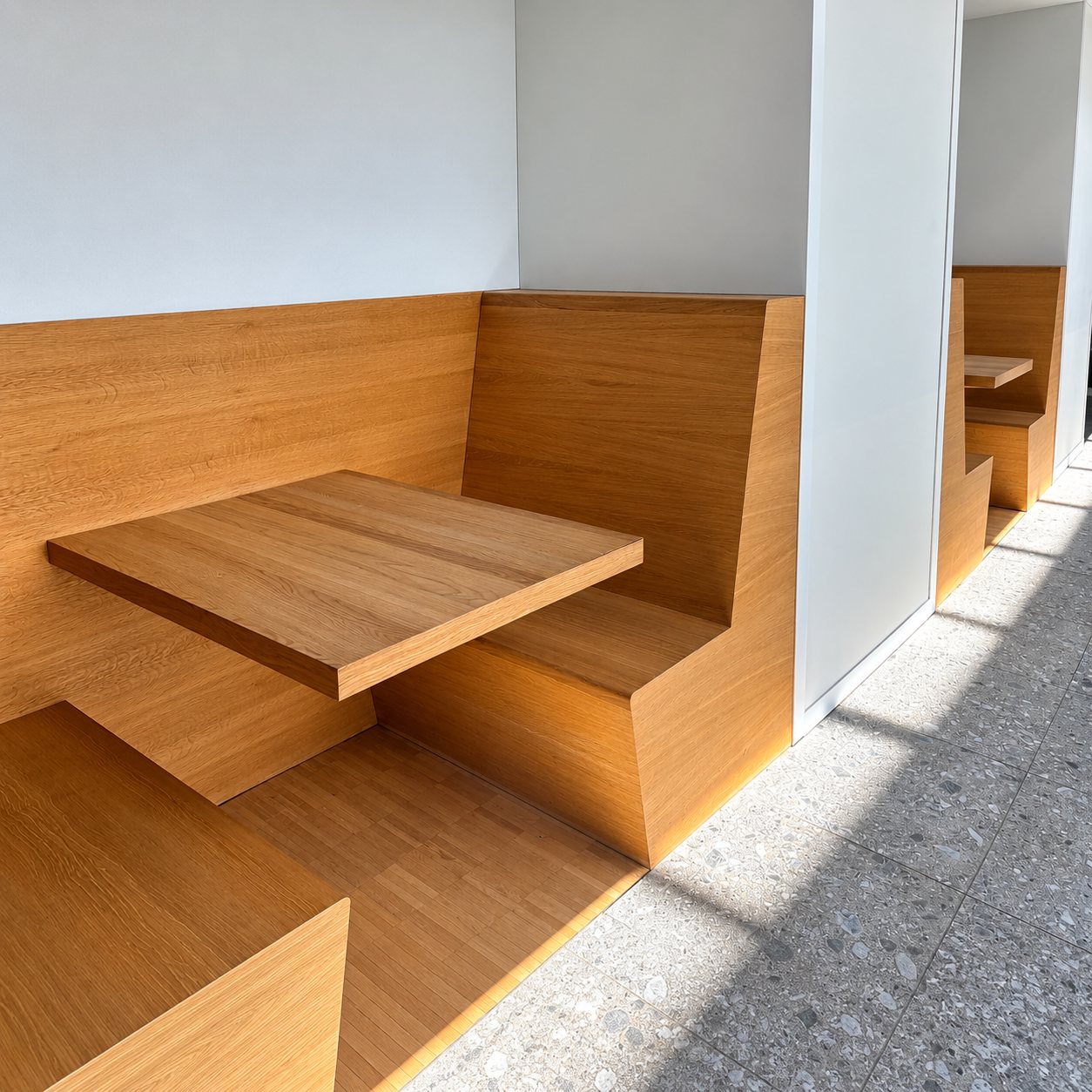 Houten telewerkhokjes met tafel op de T2-campus